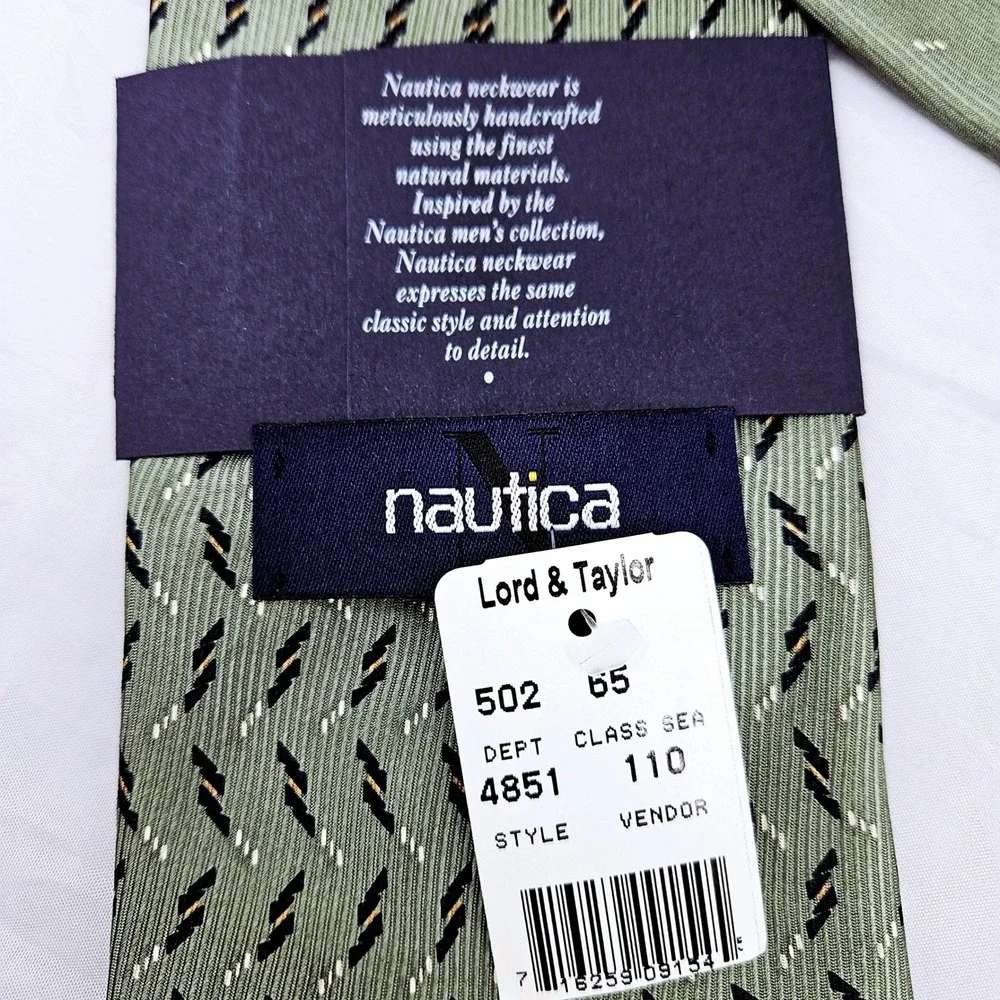Nautica necktie features